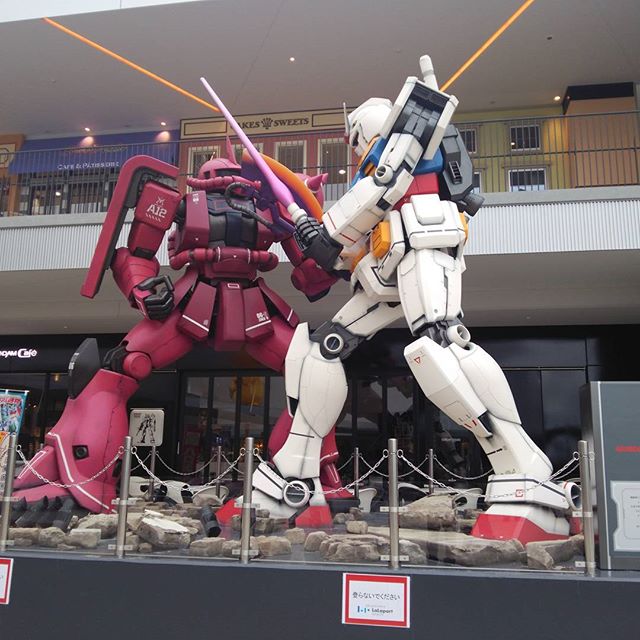 GUNDUM SQUARE前に赤い彗星が！