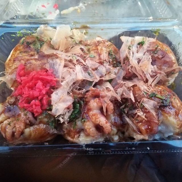 茨木神社のえべっさんで売っていたイイダコ丸々一匹入りの大たこ焼き